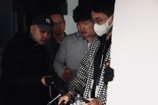 耳朵在影视拍摄现场查看摄影机画面